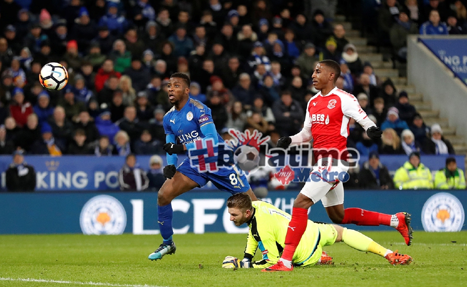 IHEANACHO (kiri) jaring gol kedua Leicester namun dibatalkan sebelum pengadil menggunakan VAR untuk sahkan jaringan penyerang itu. -Foto Reuters