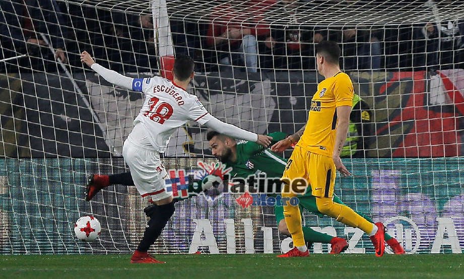 ESCUDERO (kiri) jaring gol pertama Sevilla. -Foto REUTERS