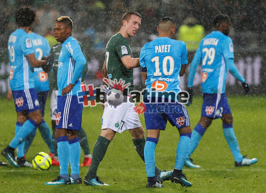 BERIC (tengah) bersalam dengan pemain Marseille Dimitri Payet selepas tamat perlawanan. -Reuters