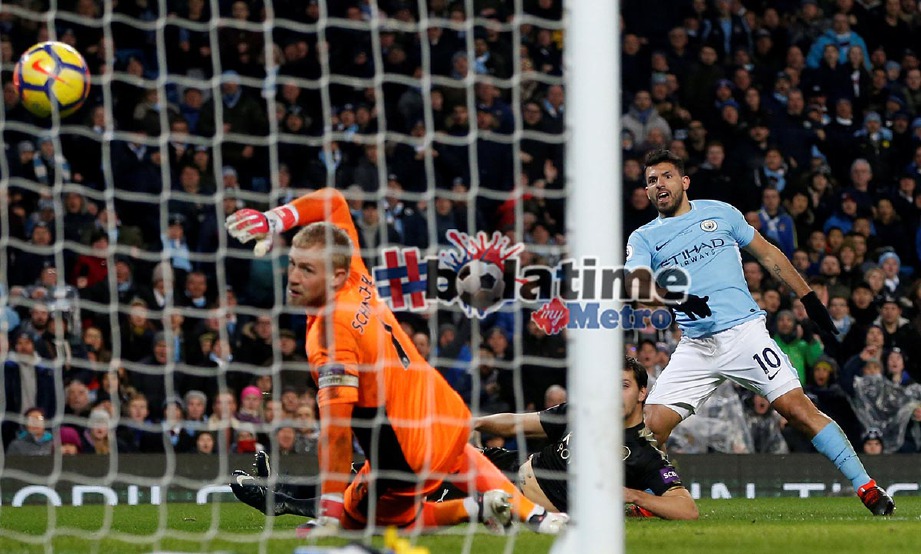 AGUERO jaring gol kedua peribadinya dan ketiga buat City ketika menentang Leicester. -Foto Reuters