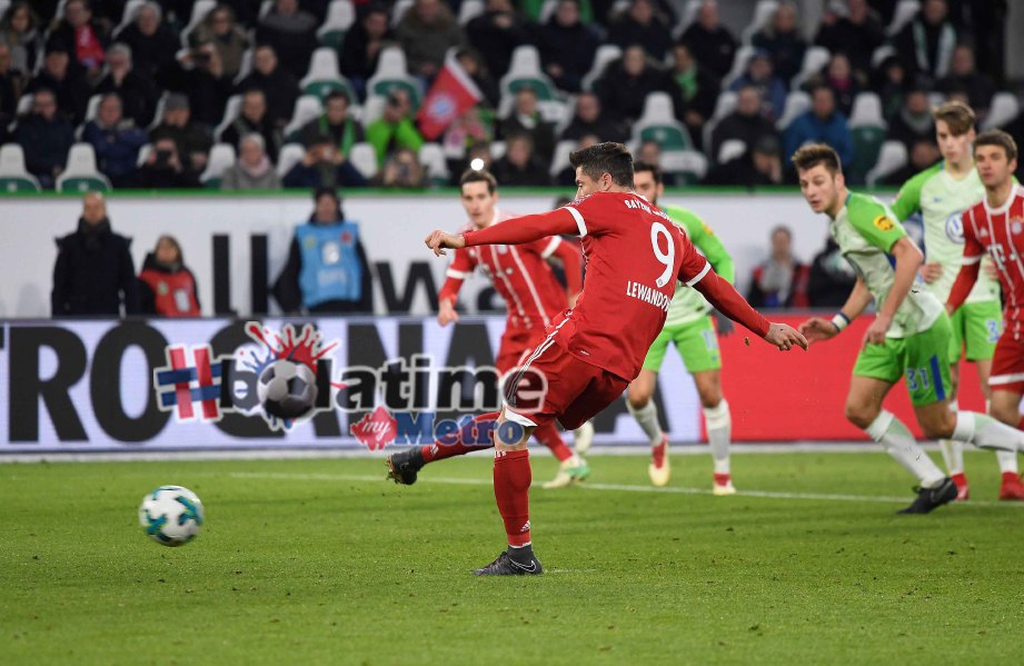 LEWANDOWSKI jaring gol kemenangan melalaui sepakan penalti. -Foto AFP
