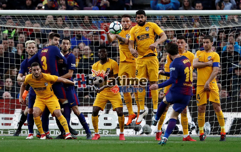 MESSI (dua dari kanan) jaring gol tunggal perlawanan. -Foto Reuters