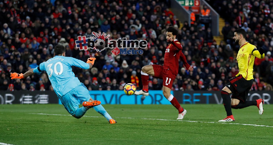 SALAH (dua dari kiri) jaring gol kedua Liverpool ketika membenam Watford. -Foto Reuters