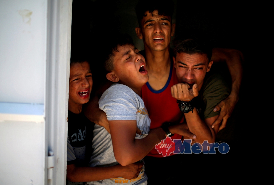 REAKSI ahli keluarga warga Palestin yang maut di sempadan Israel-Gaza pada 18 Jun 2018. FOTO Reuters MOHAMMED SALEM
