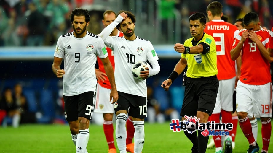 CACERES (tiga kanan) dan Mohamed Salah (empat kanan) ketika saingang antara Mesir dan Russia. FOTO Reuters