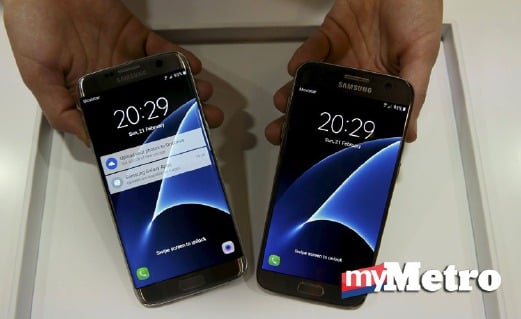 TELEFON pintar Samsung S7 (kanan) kini berada di pasaran negara. Telefon pintar Samsung S7 edge (kiri) telah dilancarkan bulan lalu. FOTO Reuters