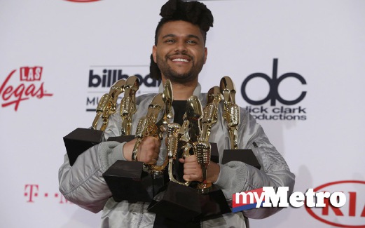 The Weeknd bersama trofi dimenanginya. FOTO Reuters