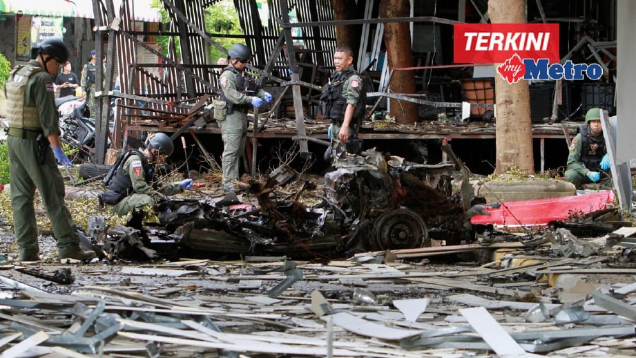 ANGGOTA tentera Thailand memeriksa lokasi letupan bom kereta di luar hotel. FOTO Reuters