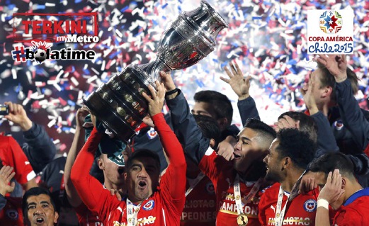 PEMAIN Chile meraikan kemenangan meereka di Stadium Nasional  Santiago. FOTO Reuters