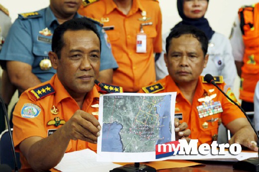 KETUA agensi mencari dan menyelamat Indonesia, Henry Bambang Soelistyo, menunjukkan peta kawasan pencarian, pada 3 Oktober. FOTO Reuters