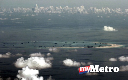RAKAMAN dari pesawat tentera Filipina menunjukkan aktiviti penebusgunaan tanah oleh China di kepulauan Spratly di Laut China Selatan. FOTO Reuters