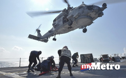 ANGGOTA Tentera Laut Amerika Syarikat mengambil bahagian dalam latihan perubatan di USS Lassen di Laut China Selatan pada 28 Oktober lalu. FOTO Reuters