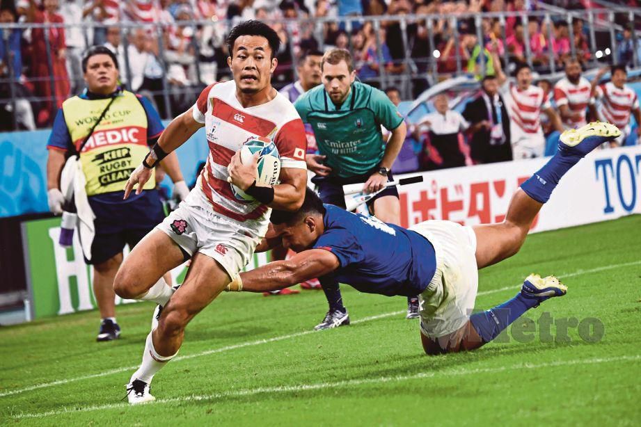 AKSI  Fukuoka melakukan try ketika menentang Samoa di Toyota City. - FOTO AFP 