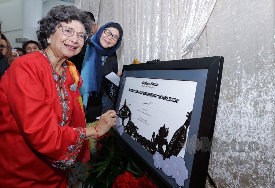 Dr Siti Hasmah bersama Erma ketika merasmikan Rumah Budaya di Menara Kuala Lumpur. Foto Nurul Syazana Rose Razman