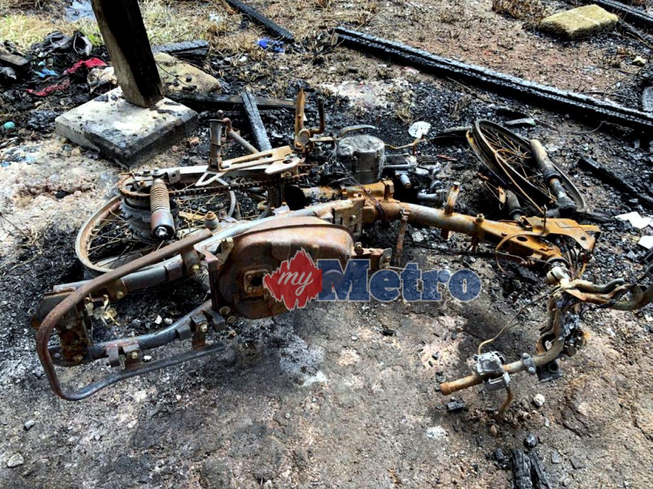 RUMAH Zaidah musnah dalam kebakaran di Kampung Tenggayun, KM56, Jalan Johor, Pontian. FOTO Mary Victoria Dass