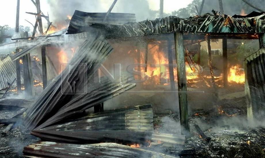 KEADAAN rumah yang terbakar menyebabkan seorang mangsa cedera dalam kejadian di Kampung Rugading, Tuaran. FOTO Recqueal Raimi