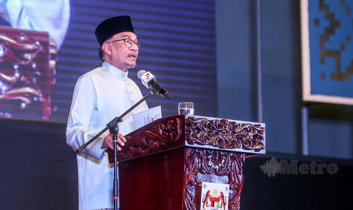 ANWAR berucap pada sambutan Rumah Terbuka Aidilfitri Malaysia Madani Pulau Pinang bersama Perdana Menteri di UiTM Pulau Pinang. FOTO Danial Saad