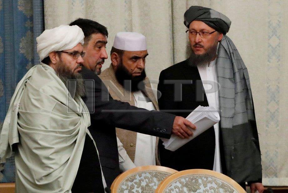 Anggota delegasi Taliban mengambil tempat ketika sidang diplomatik di Rusia. FOTO Reuters