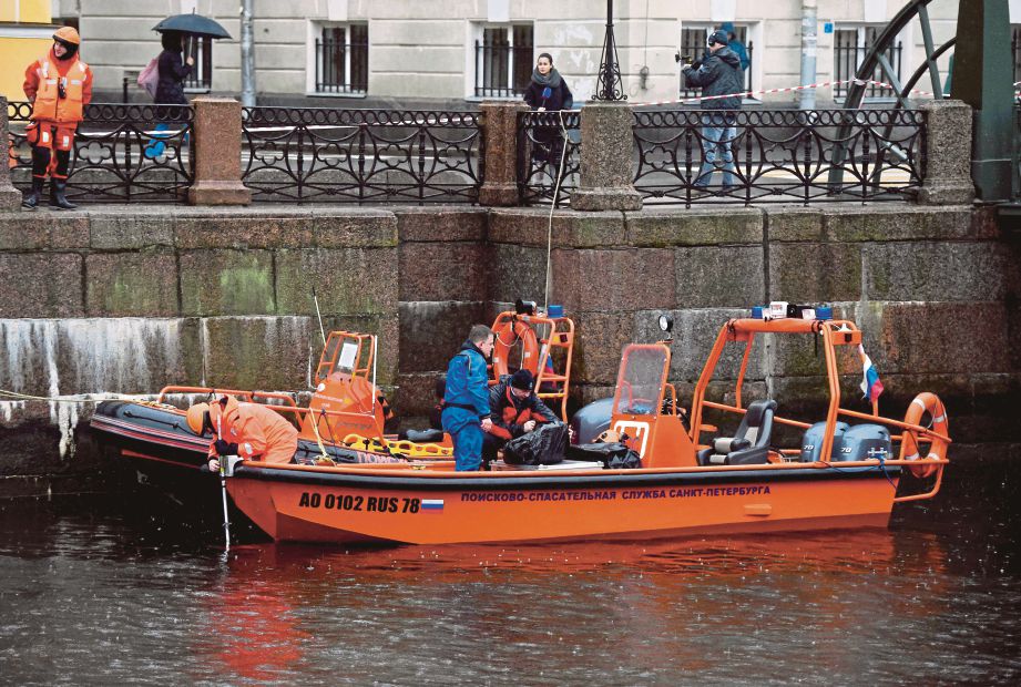 ANGGOTA penyelamat menyiasat Sungai Moika, Saint Petersburg. FOTO: AFP
