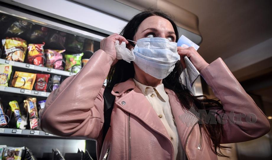 Di Rusia, pelitup muka boleh dibeli di mesin vending. FOTO AFP