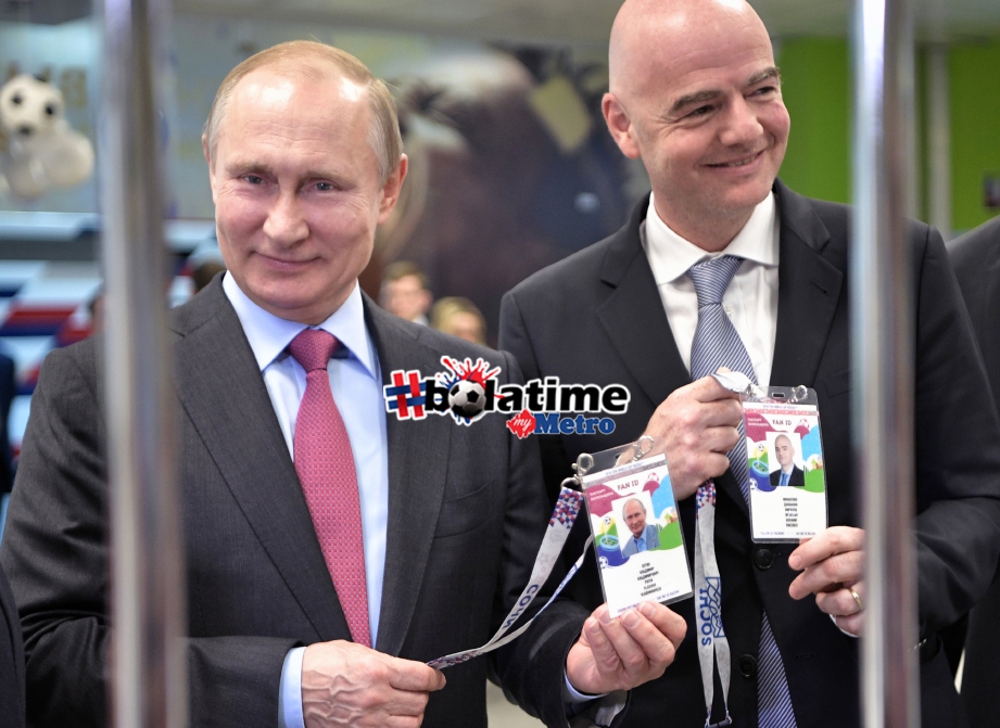 PRESIDEN Russia, Vladimir Putin (kiri) bersama Bos Persekutuan Bolasepak Antarabangsa (FIFA), Gianni Infantino ketika pertemuan di sebuah resort dekat Laut Hitam di Sochi. FOTO EPA-EFE