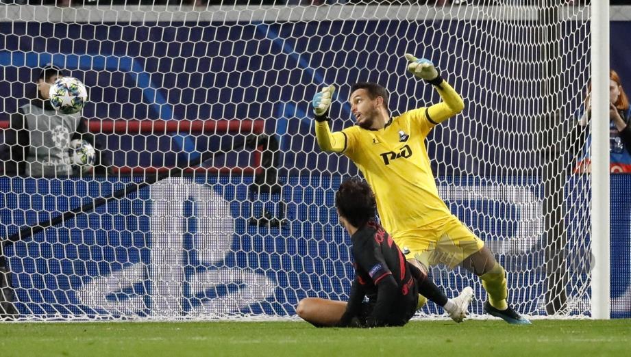 FELIX menjaringkan gol pertama  Atletico Madrid di  Moscow. - FOTO EPA