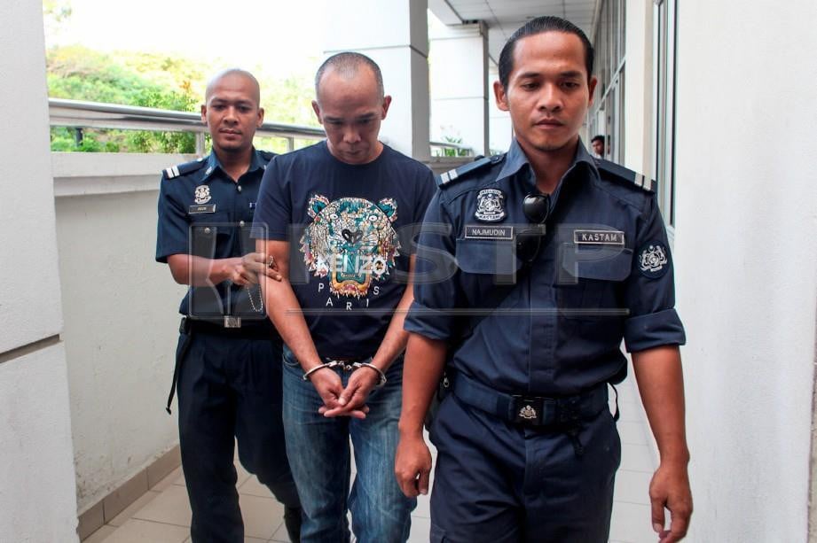 RUZLAN Hassan, diiringi anggota Jabatan Kastam Diraja Malaysia (JKDM) selepas mengaku tidak bersalah di Mahkamah Majistret Seremban. FOTO Adzlan Sidek.