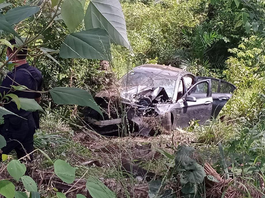 KEADAAN kereta jenis BMW milik mangsa yang dipercayai terbabas dalam belukar berhampiran Binaraju Sdn Bhd di Kilometer 10, Jalan Seremban - Port Dickson. FOTO MOHD KHIDIR ZAKARIA