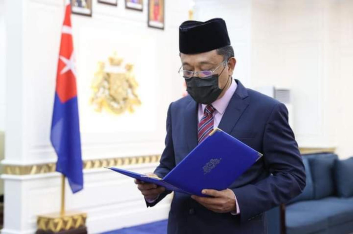 Ramlee mengangkat sumpah sebagai Setiausaha Politik kepada Menteri Besar Johor, hari ini. FOTO IHSAN FB MB