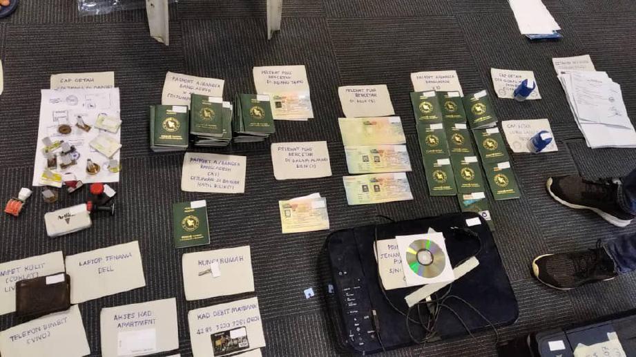 ANTARA pasport yang dirampas oleh Jabatan Imigresen dalam dua serbuan yang dilakukan sekitar Kuala Lumpur. FOTO IHSAN JIM