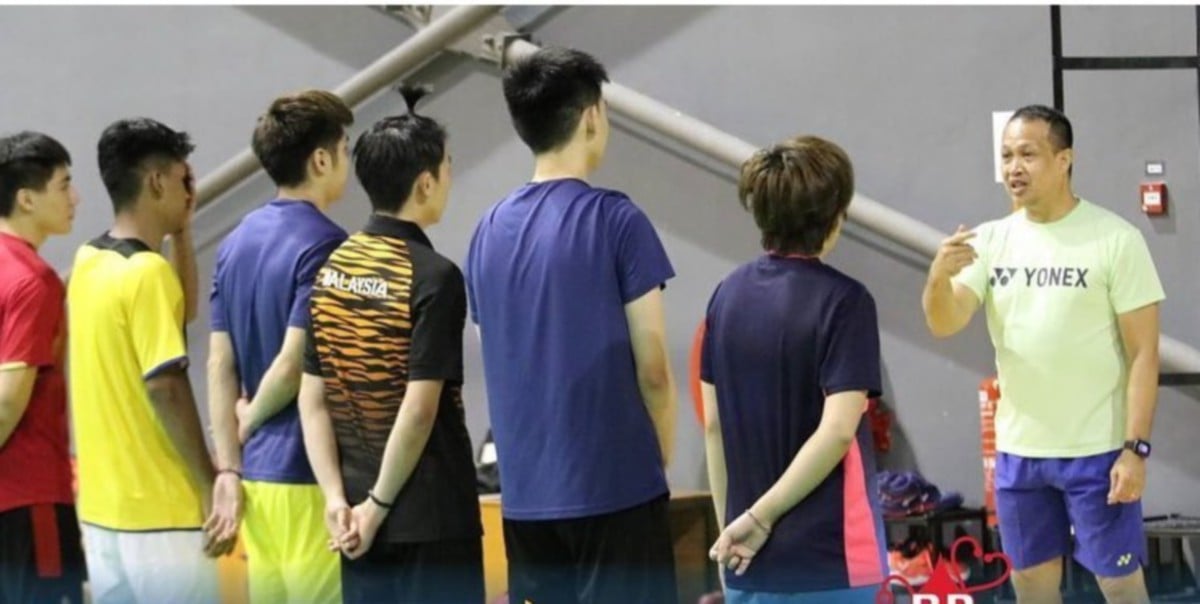 Rexy Mainaky (kanan) ketika memberi arahan kepada pelatih badminton negara.