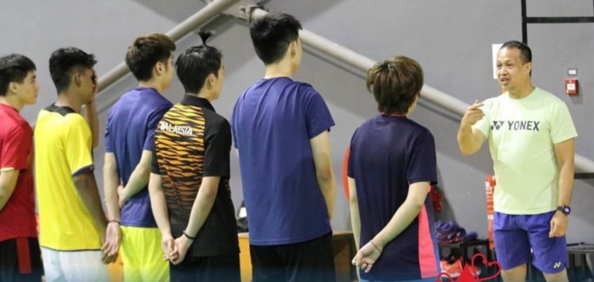 REXY (kanan) mengingatkan pemain tetap perlu berwaspada dan harus menyempurnakan sasaran mara ke separuh akhir. FOTO Ihsan Persatuan Badminton Malaysia