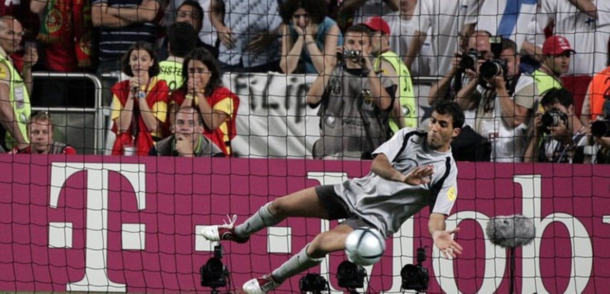 RICARDO menanggalkan sarung tangan ketika penentuan penalti Euro 2004. FOTO Agensi
