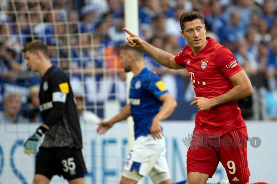 Lewandowski (kanan) jaring tiga gol ketika menentang Schalke. FOTO AFP