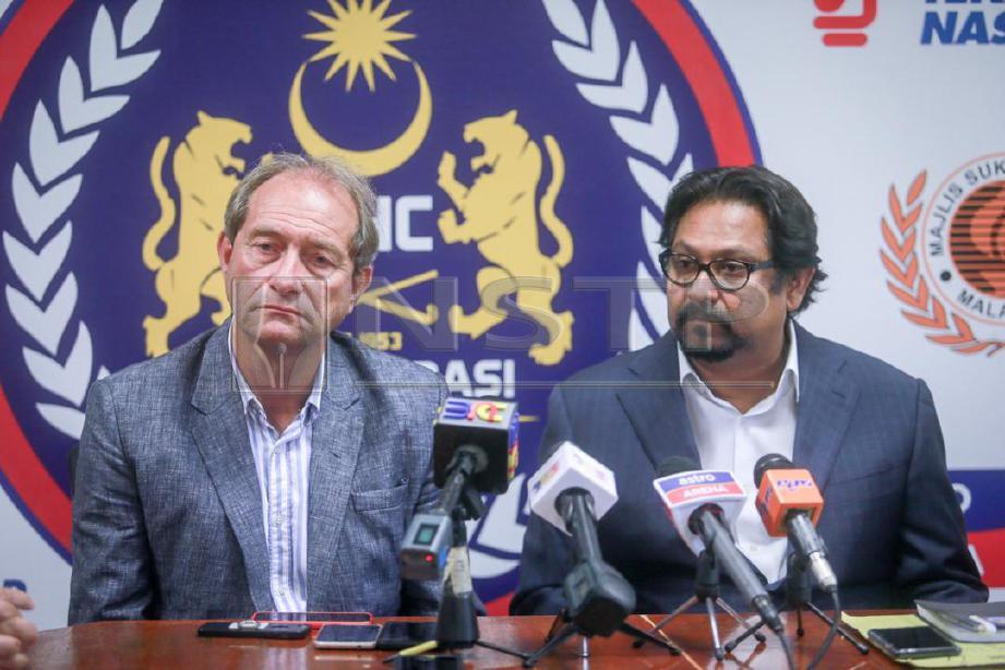 Oltmans (kiri) akhirnya terima tawaran kendali Malaysia selepas tiga mendapat peluang itu. -Foto HAFIZ SOHAIMI