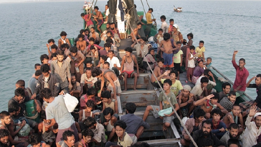 Bot membawa ratusan pelarian Rohingya yang tersadai di Selat Melaka berhampiran wilayah Indonesia beberapa bulan lalu. - Foto Agensi (Fail)