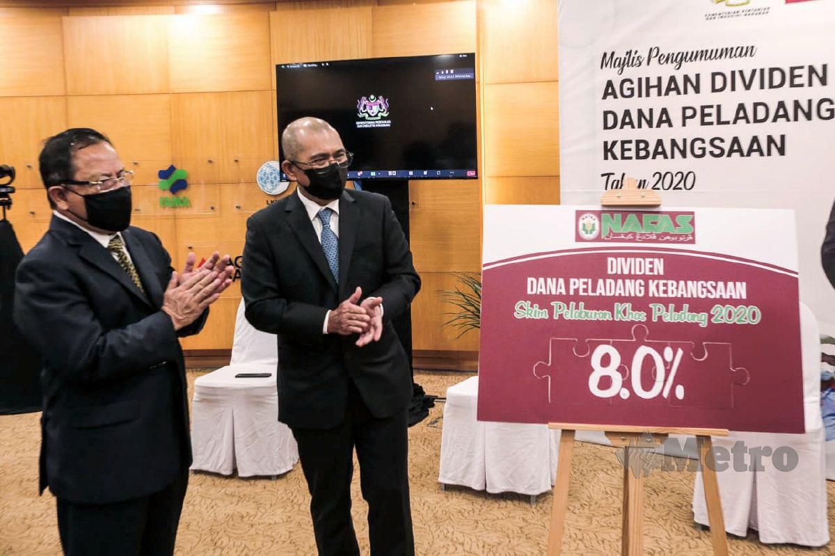 Ronald Kiandee (kanan) pada sidang media selepas mengumumkan kadar dividen skim pelaburan khas Peladang, Dana Peladang Kebangsaan 8 peratus bagi Tahun 2020 di Wisma Tani. FOTO HAZREEN MOHAMAD