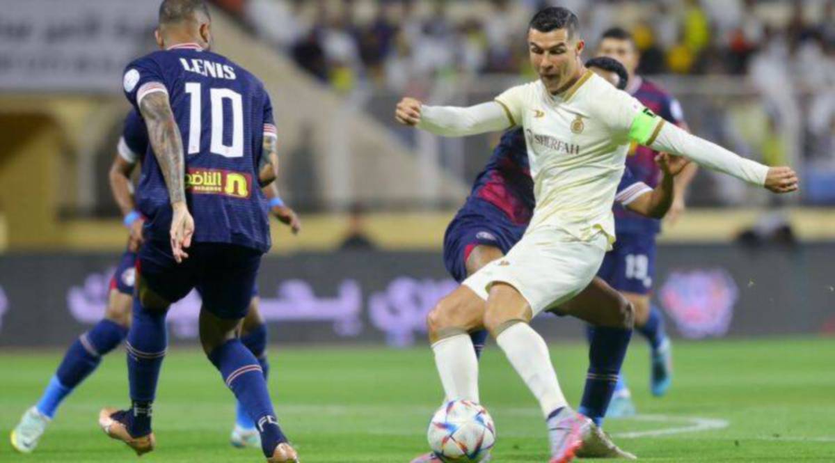 RONALDO (kanan) menjaringkan dua lagi gol untuk Al Nassr. FOTO TWITTER AL NASSR