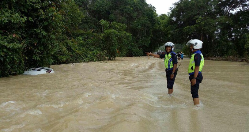 Tiga kenderaan hanyut [METRO TV]  Harian Metro