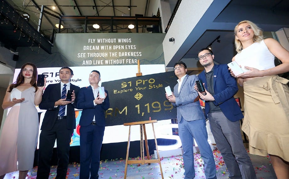 KETUA Eksekutif Pemasaran Vivo Malaysia, Lewis Zeng (dua dari kiri), Ketua Pegawai Eksekutif Vivo Malaysia, Mike Xu (tiga dari kiri) semasa pelancaran Vivo S1 Pro hari ini. FOTO Rosela Ismail