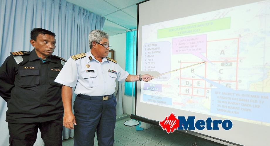 ADAM (dua kiri) bersama Ketua Operasi, Kapten Maritim Rahim Ramli menunjukkan lokasi penemuan mayat serta lokasi sektor pencarian. FOTO Mohd Adam Arinin