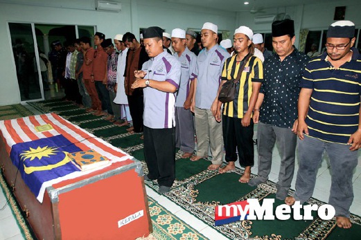 SOLAT jenazah di Masjid Baitul Rahman, Kampung Sungai Damit. FOTO Izhari Ariffin