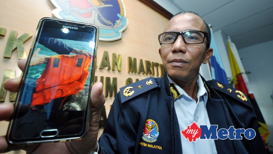 ZUBIL menunjukkan jaket keselamatan yang ditemui. FOTO Mohd Adam Arinin