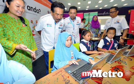 MUSA (dua kiri) melawat pameran sistem pembelajaran atas talian pada Festival Hari Guru Peringkat Kebangsaan. FOTO Mohd Adam Arinin