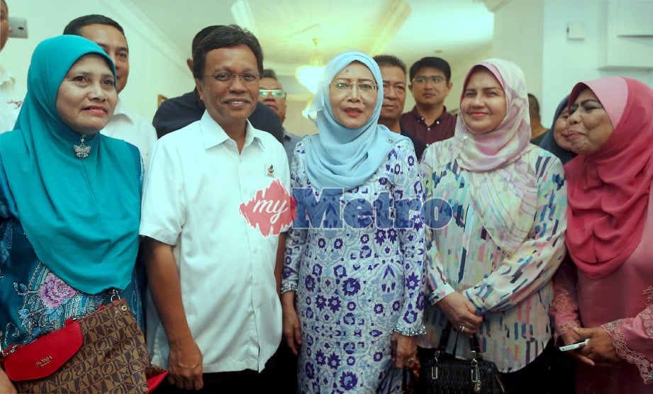 KETUA Menteri Sabah, Datuk Seri Mohd Shafie Apdal bersama Ketua Wanita UMNO Sabah, Datuk Armani Mahiruddin (tengah). FOTO Malai Rosmah Tuah