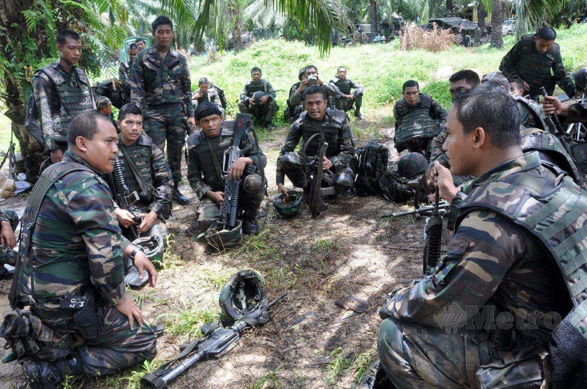 LAHAD DATU 15 March 2013. Armed  forces prepare for an operation in Sungei Nyamuk near Kampung Tanduo on Thursday. Picture courtesy of MINDEF. NSTP/MINDEF