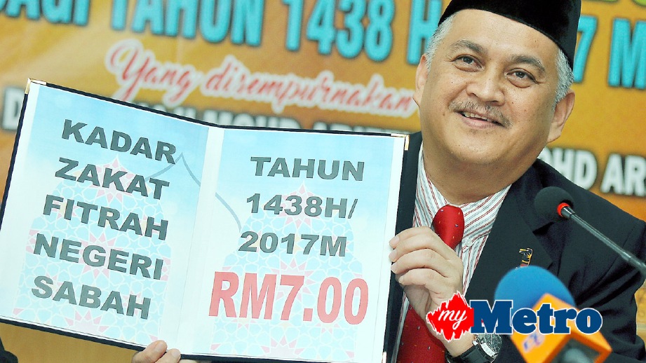 MOHD Ariffin menunjukkan kadar zakat fitrah bagi negeri Sabah. FOTO Mohd Adam Arinin