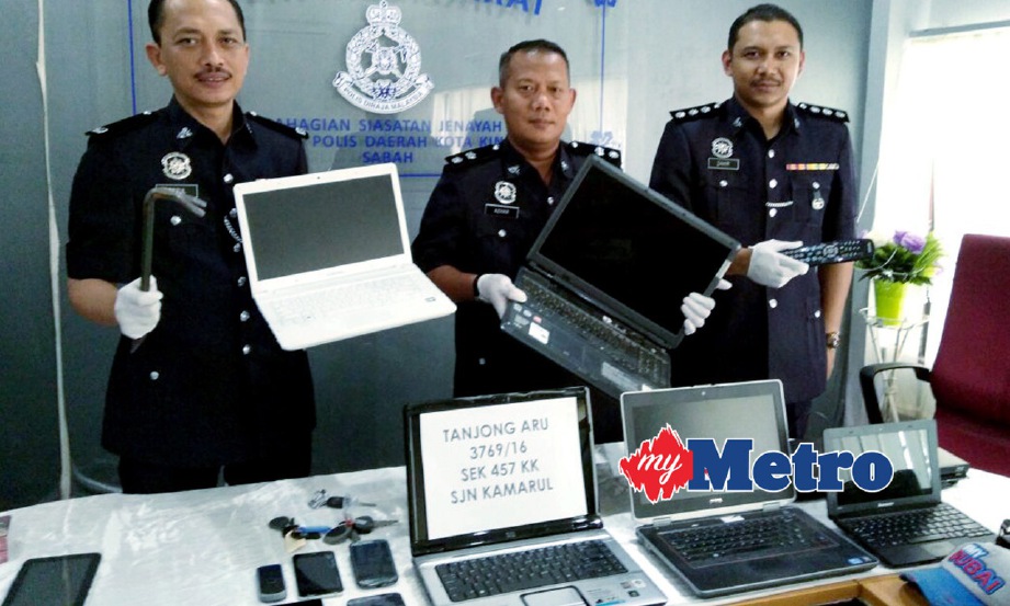 MOHD Azhar (tengah) bersama pegawainya menunjukkan barang kes yang dirampas. FOTO Mohd Adam Arinin