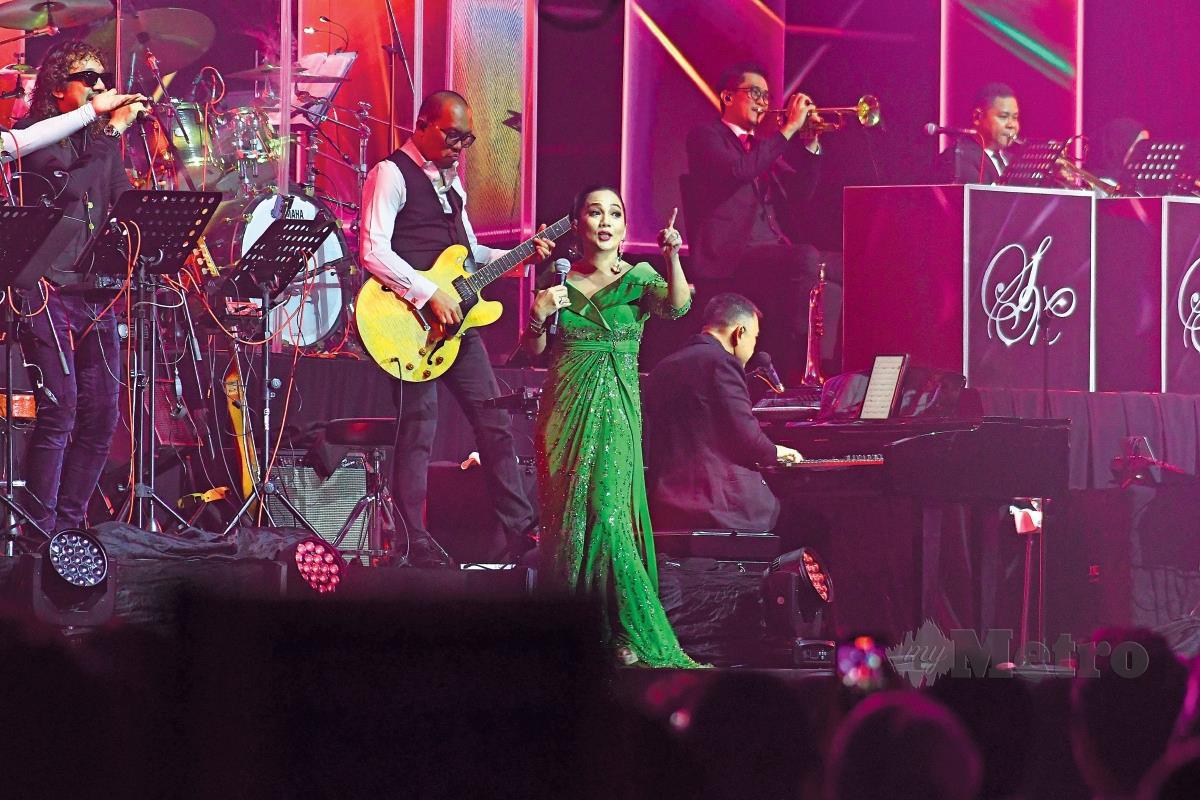 PERSEMBAHKAN lebih 20 lagu dalam Konsert Sheila Majid Big Band Live In Kota Kinabalu. - FOTO Mohd Adam Arinin