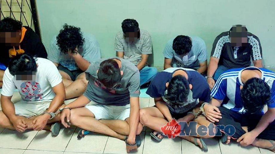 BEAUFORT 13 FEBRUARI 2018. Antara penagih dadah yang ditahan dalam Ops Cegah, di Kampung  Jangkit dan Bundu, Kuala Penyu, Beaufort. NSTP/IHSAN AADK.       IHSAN AADK
